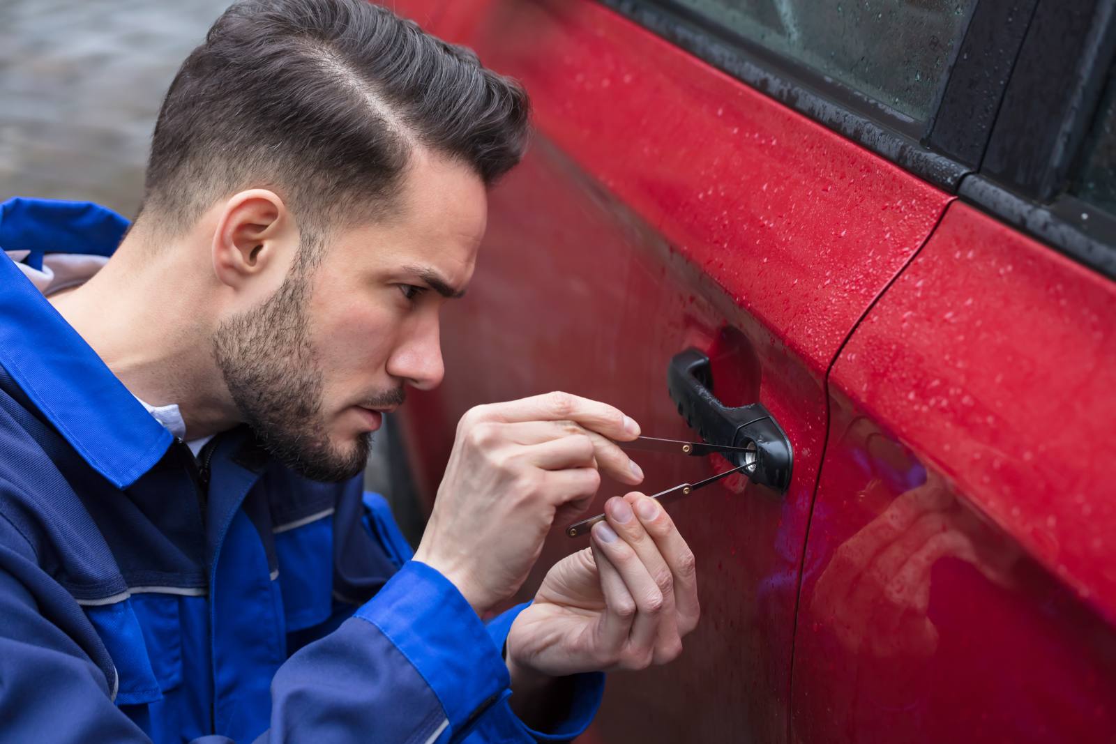 Slotenmaker opent een autodeur